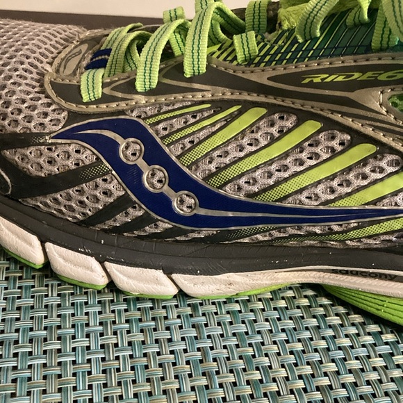Ladies 8.5 running shoe - Picture 6 of 8